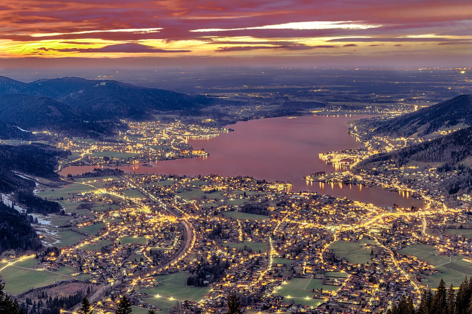 Tegernsee bei Nacht von Oben