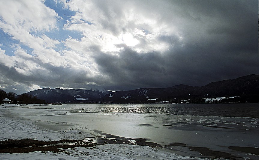 Tegernsee im Winter mit düsterer Wolkenstimmung