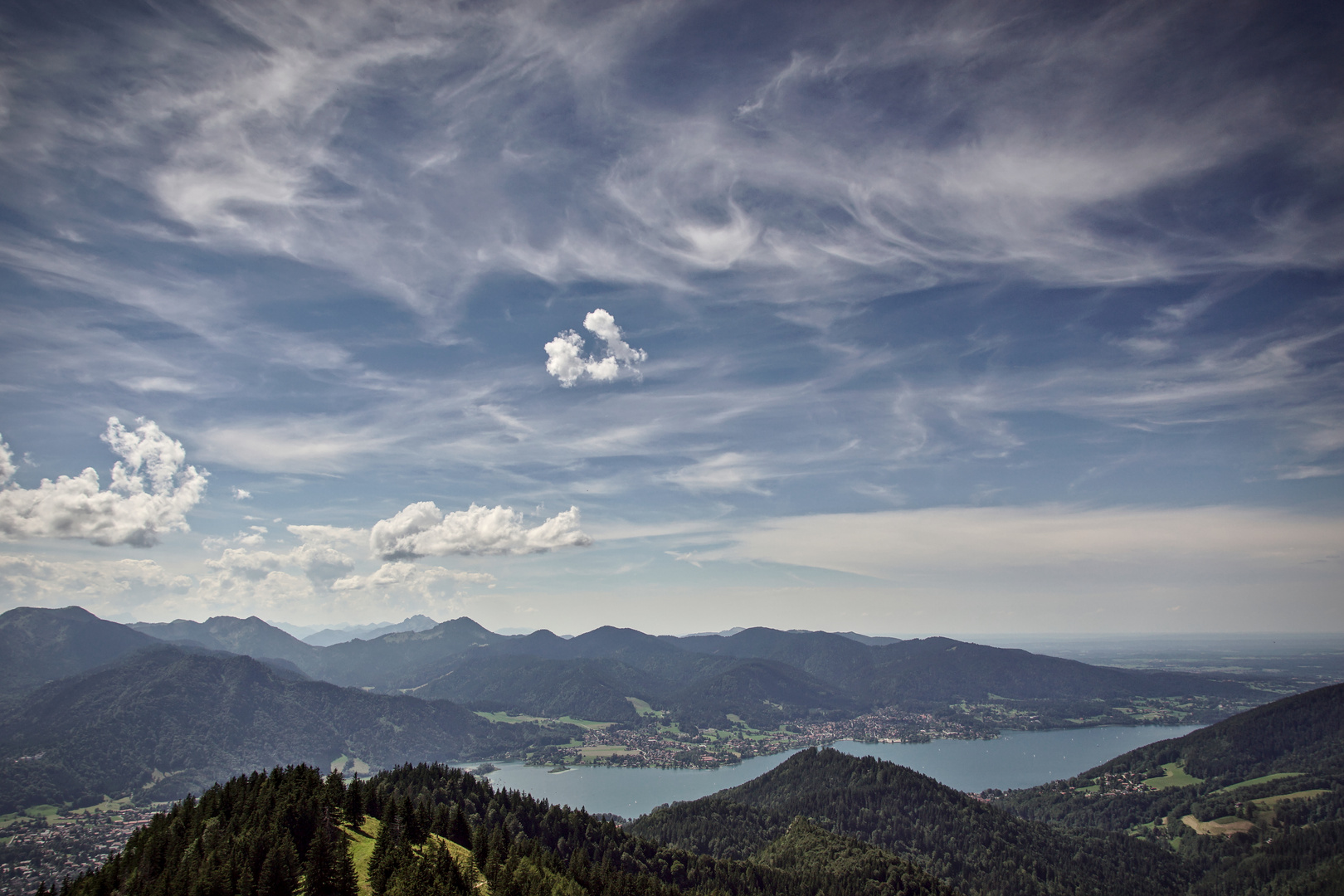 Tegernsee mit flirrendem Himmel