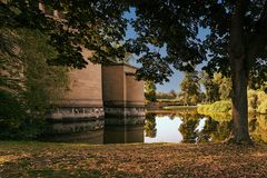 Teich mit Mauer 