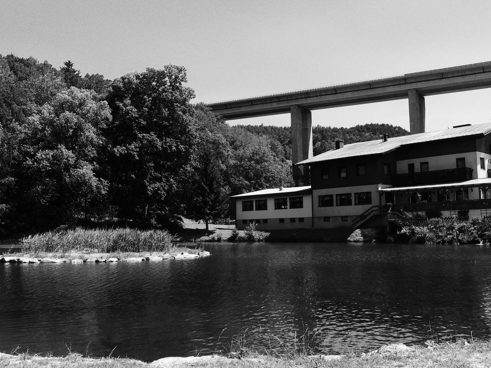Teich mit Restaurant und Autobahnbrücke Foto & Bild architektur