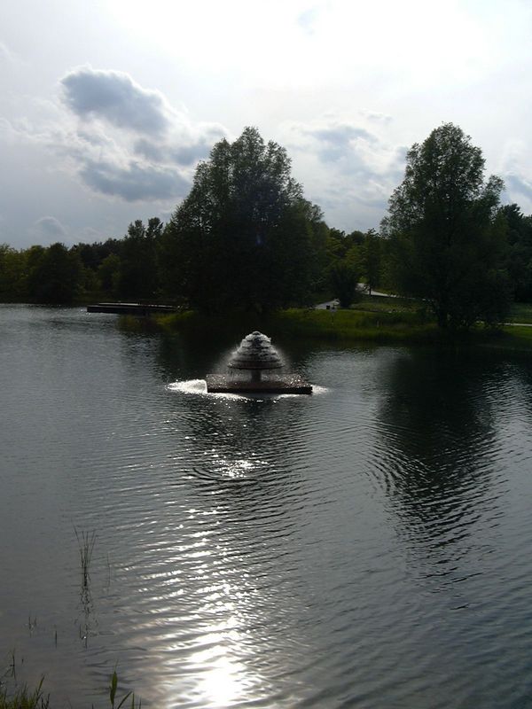 Teich mit Wasserspiel im Britzer Garten