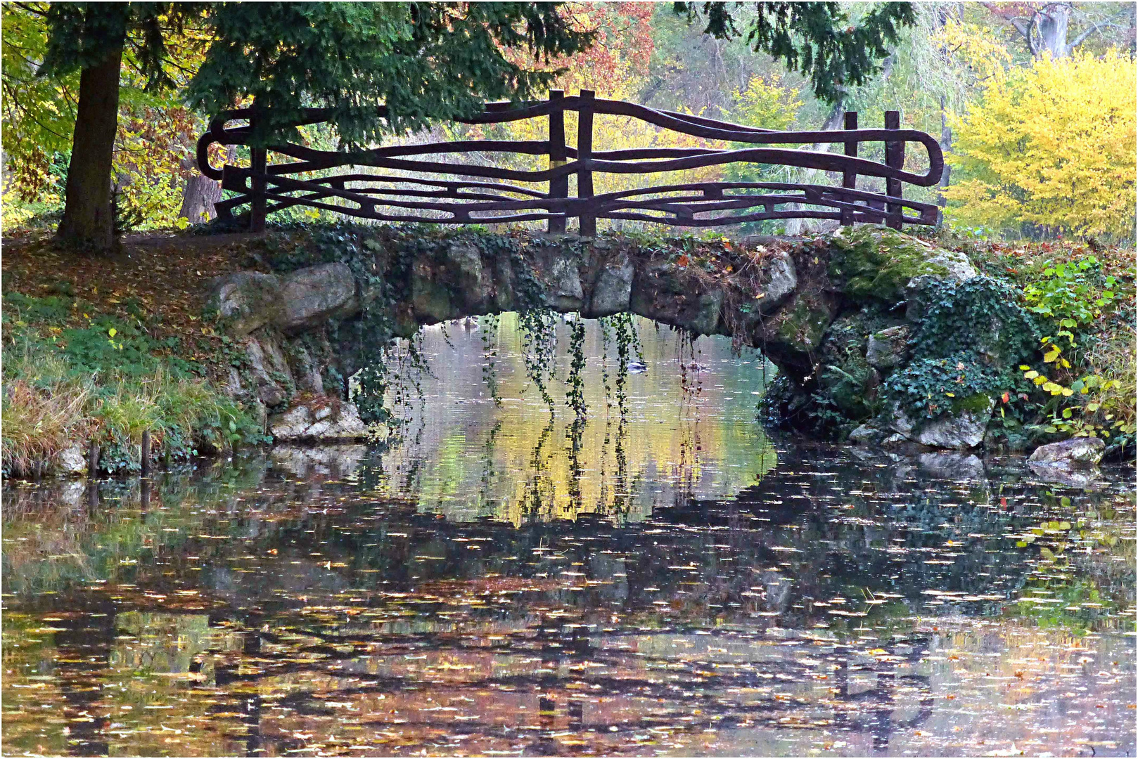 Teichbrücke im Schlosspark Sayn