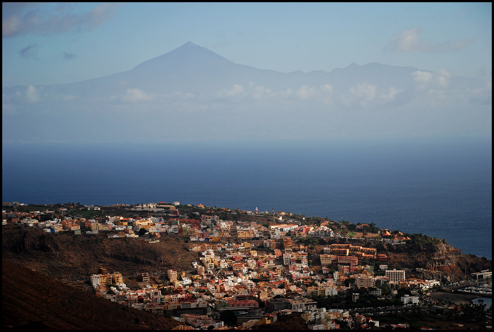 Teide-Blick von der Nachbarinsel La Gomera by Ursula G.