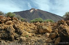 Teide mit Steinen im Vordergrund