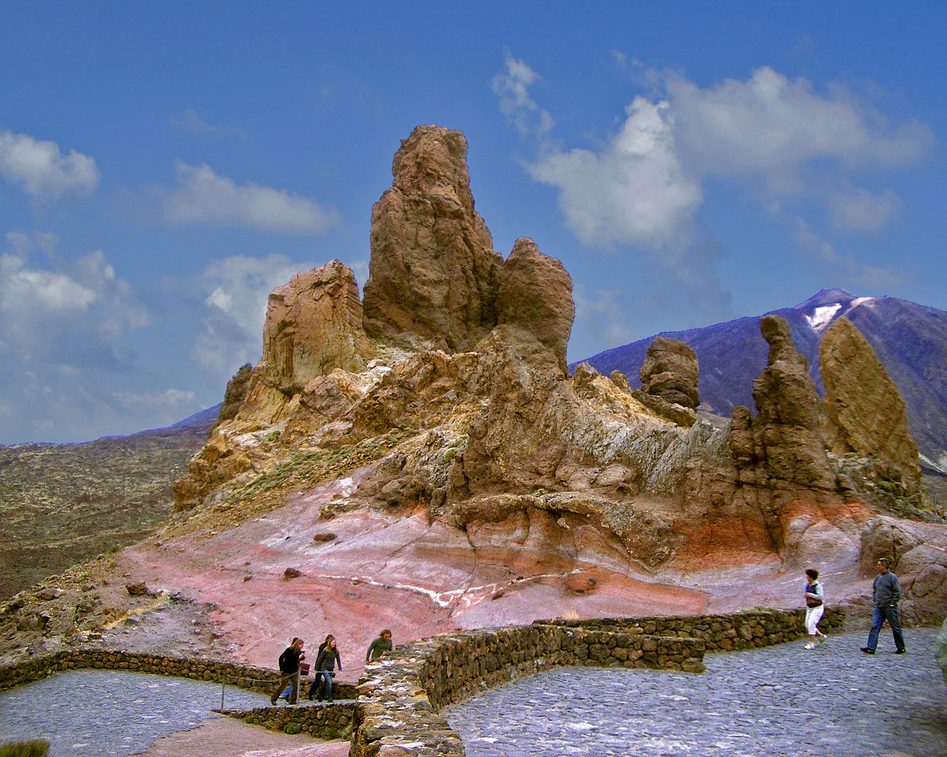 Teide Nationalpark - im Hintergrund rechts der Teide