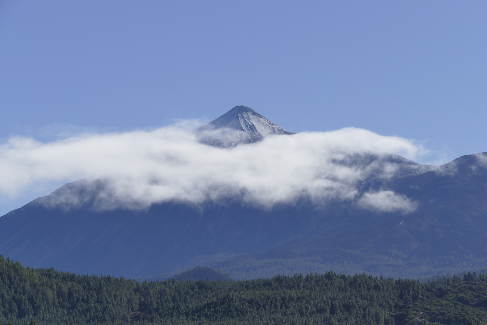 Teide von Wolken umgeben