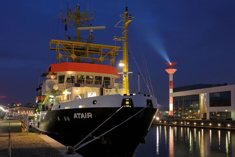 Teil --31--: Hafenimpression Bremerhaven am 19.10.2016 „Feierabend, aber nicht für das Leuchtfeuer"