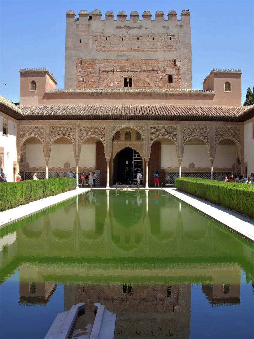 Teil der Alhambra gespiegelt