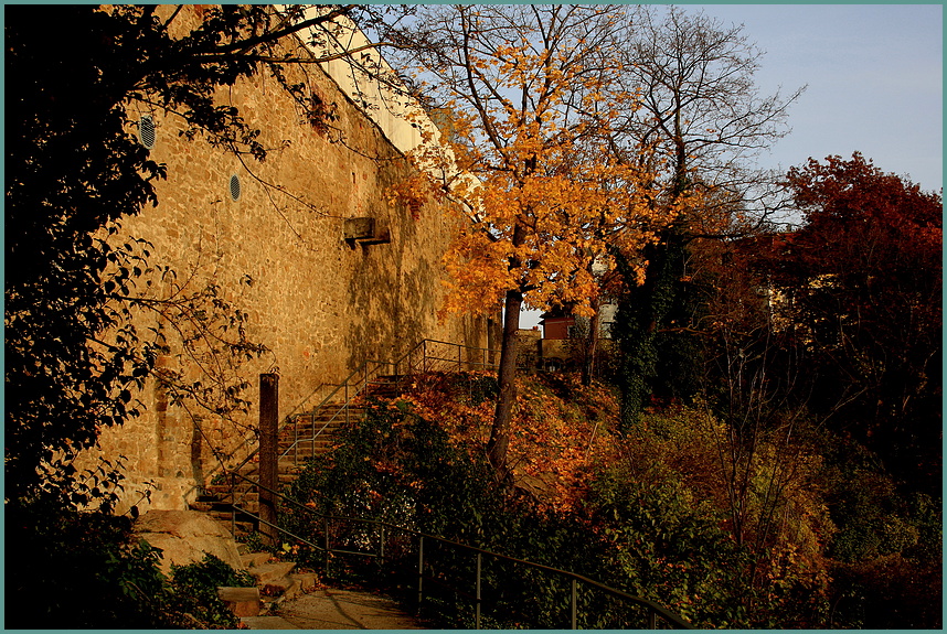 Teil der alten Stadtmauer in der Herbstsonne