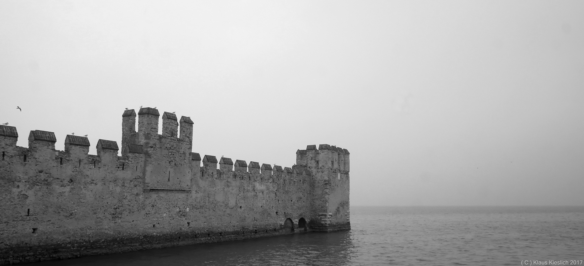 Teil der Befestigungsmauer vom Castello Scaligero in Sirmione