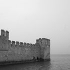 Teil der Befestigungsmauer vom Castello Scaligero in Sirmione