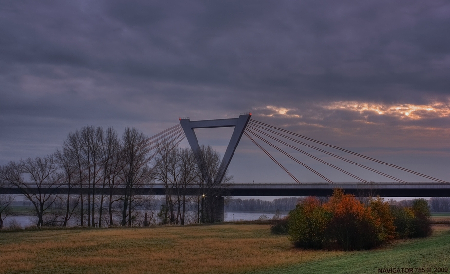 Teil der Flughafenbrücke - Düsseldorf / HDR