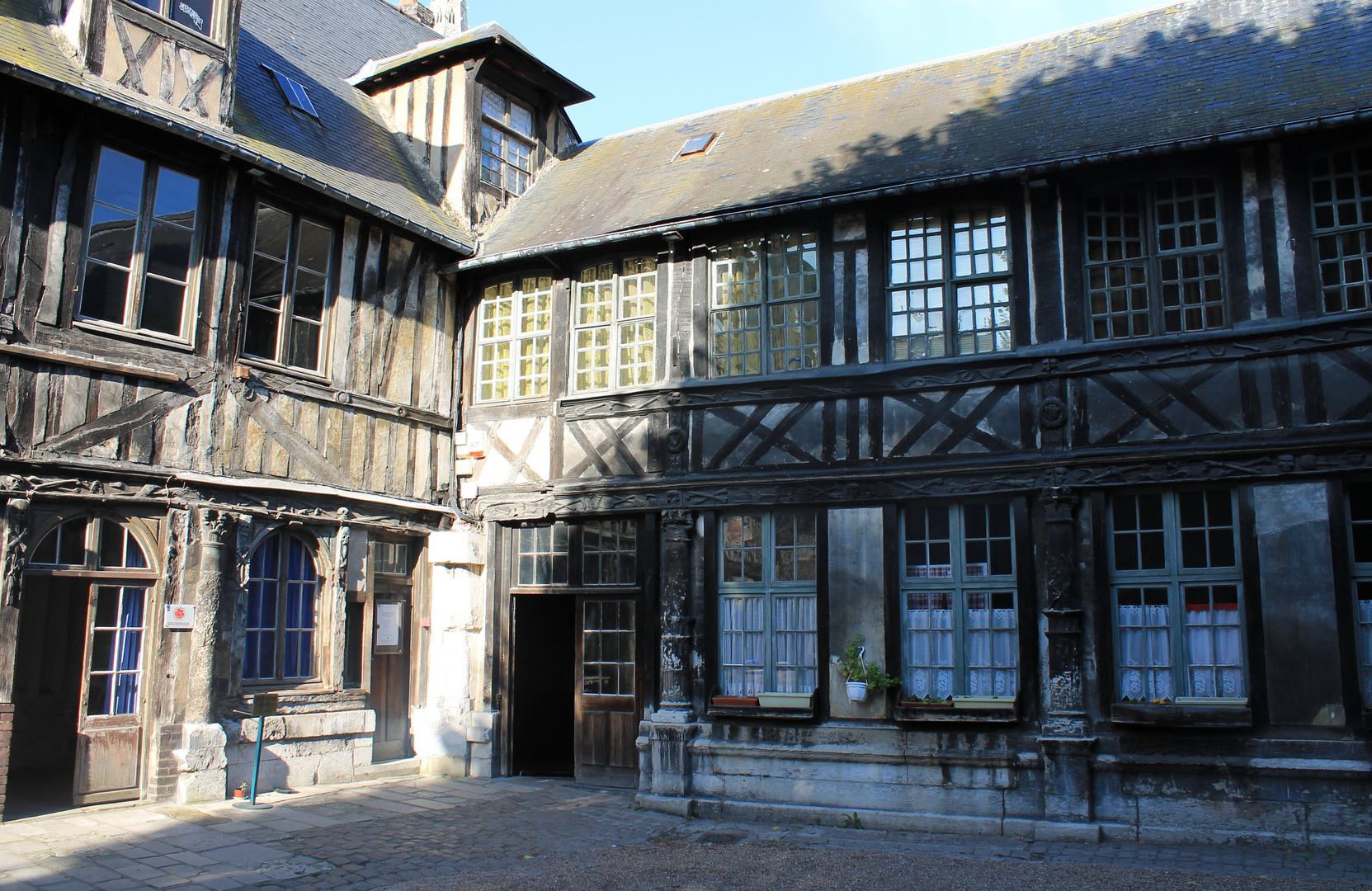 Teil des Pest-Beinhauses  L´Aître St Maclou, Rouen