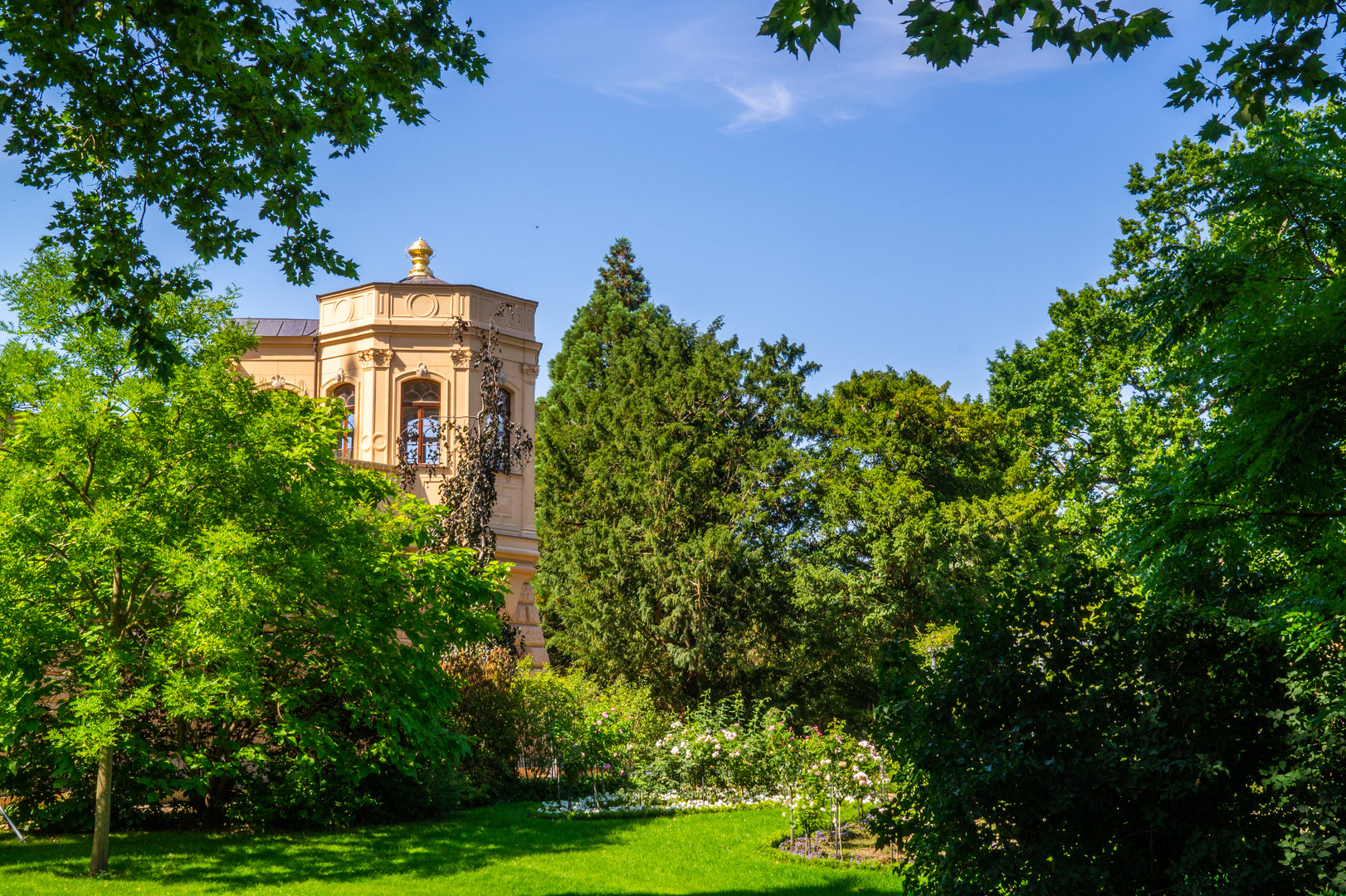 Teil des Schlosses von Schwerin mit viel Grün