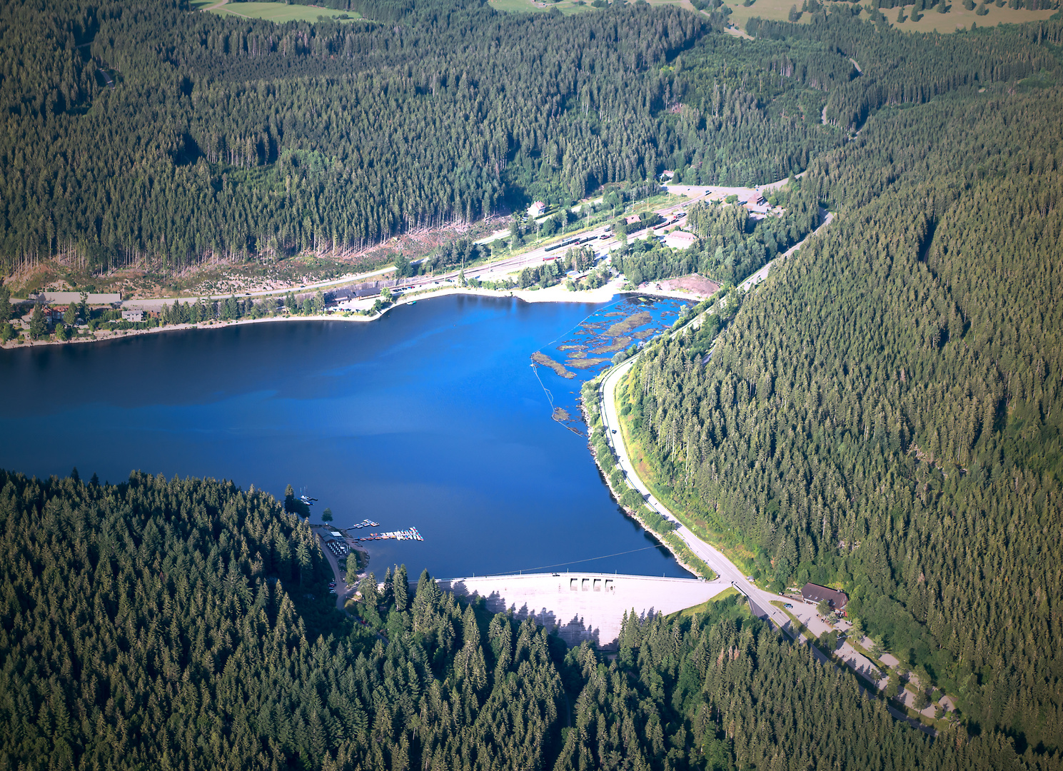 Teil des Schluchsee mit Staumauer im Schwarzwald