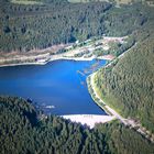 Teil des Schluchsee mit Staumauer im Schwarzwald