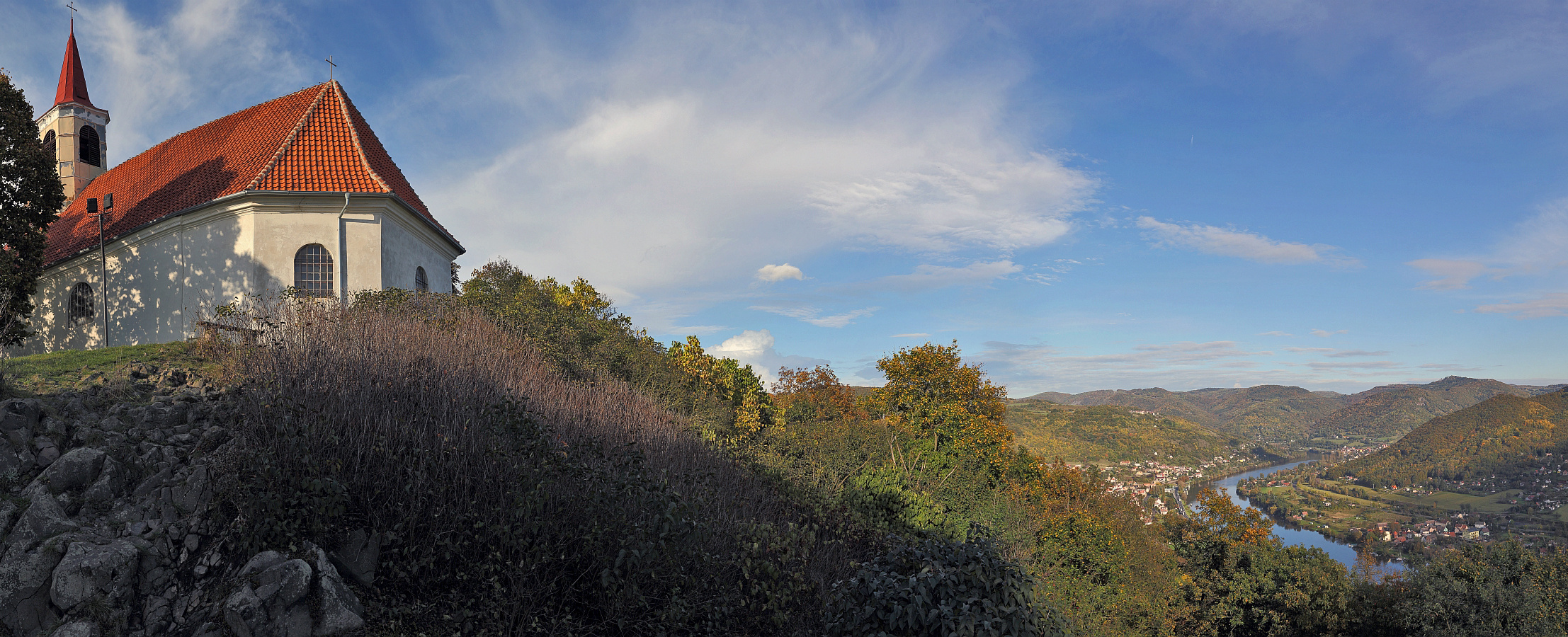 Teil eines Panoramas vom Dubicer Kirchlein und dem Elbeblick und in die Berge