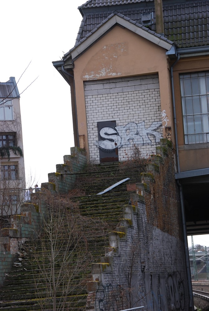 Teil eines S-Bahnhofes - Die Bahn kommt........