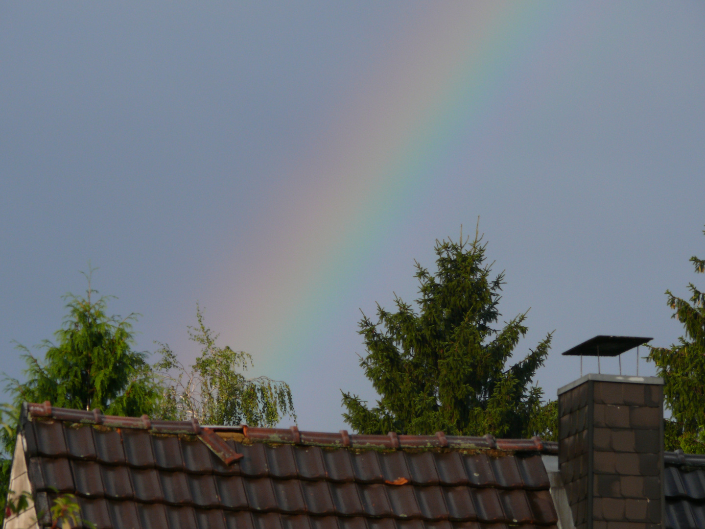 Teil eines zarten regenbogens nach gewitter