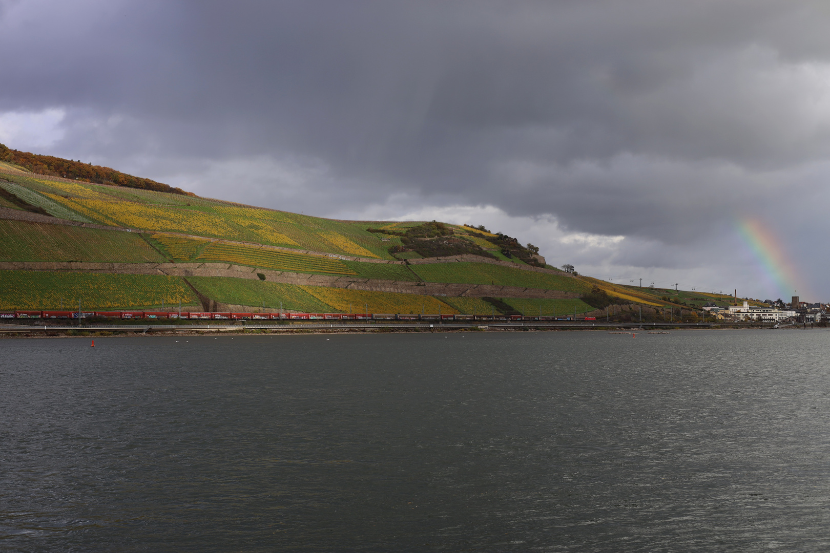 "Teil-Regenbogen über Rüdesheim"