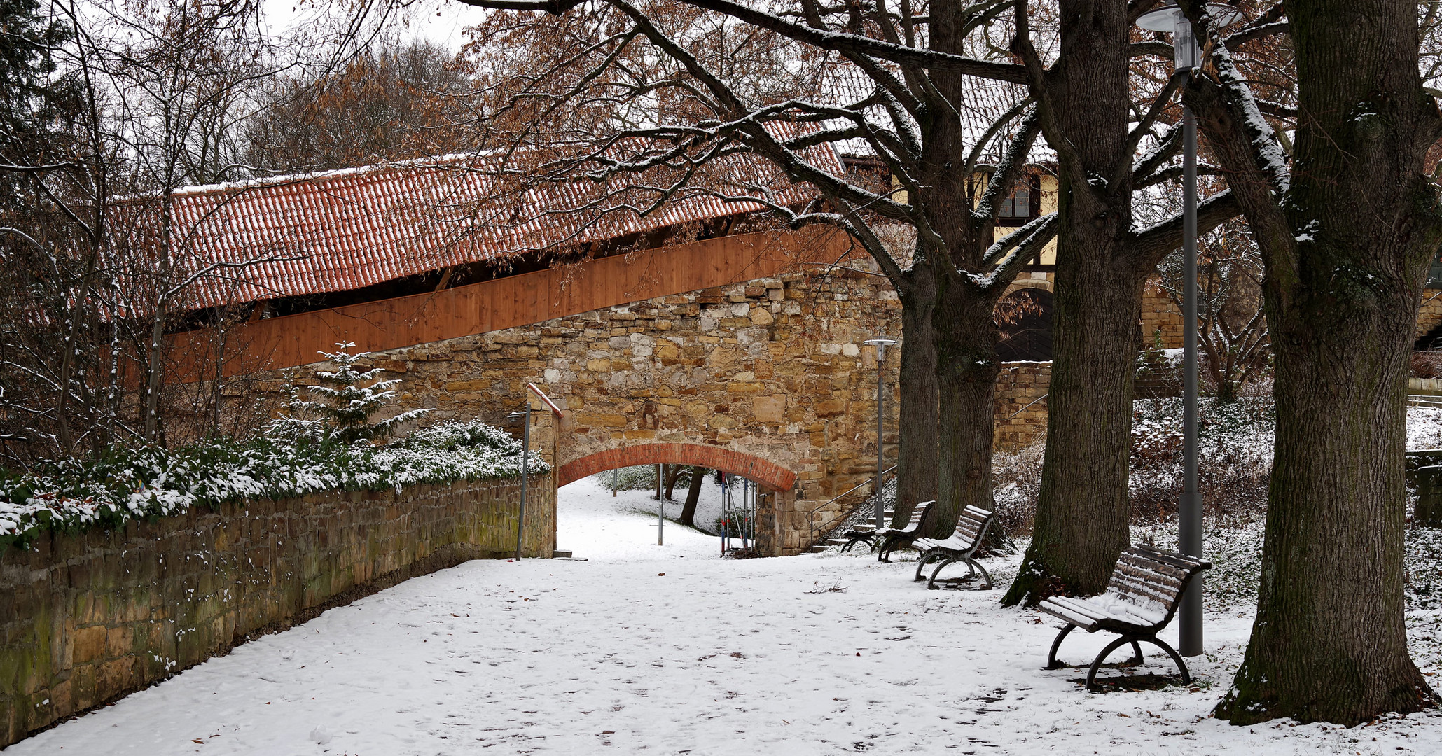 Teilansicht der Außenmauer der Burg