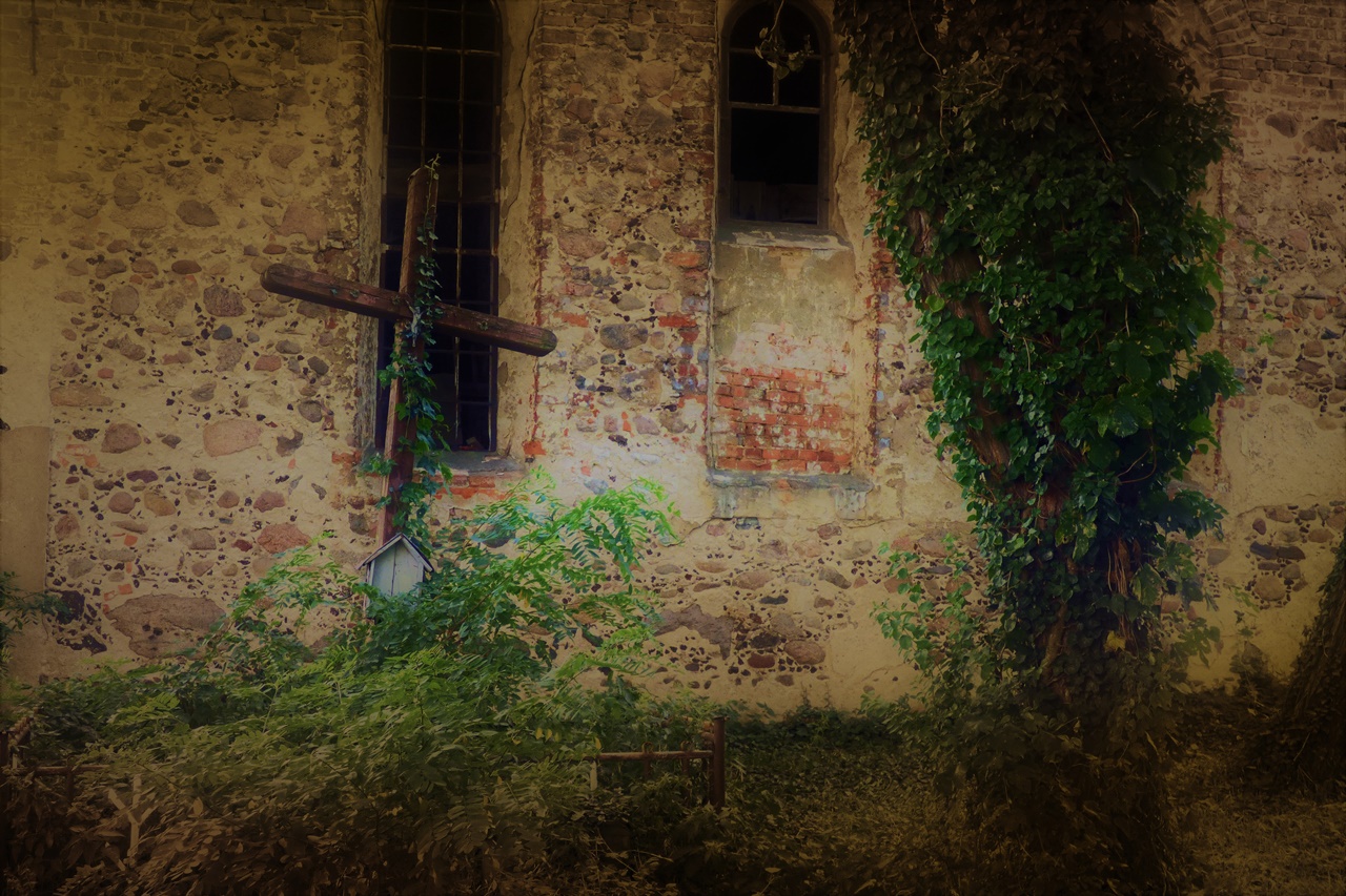 Teilansicht  der Kirchenruine in Jeziory Dolne