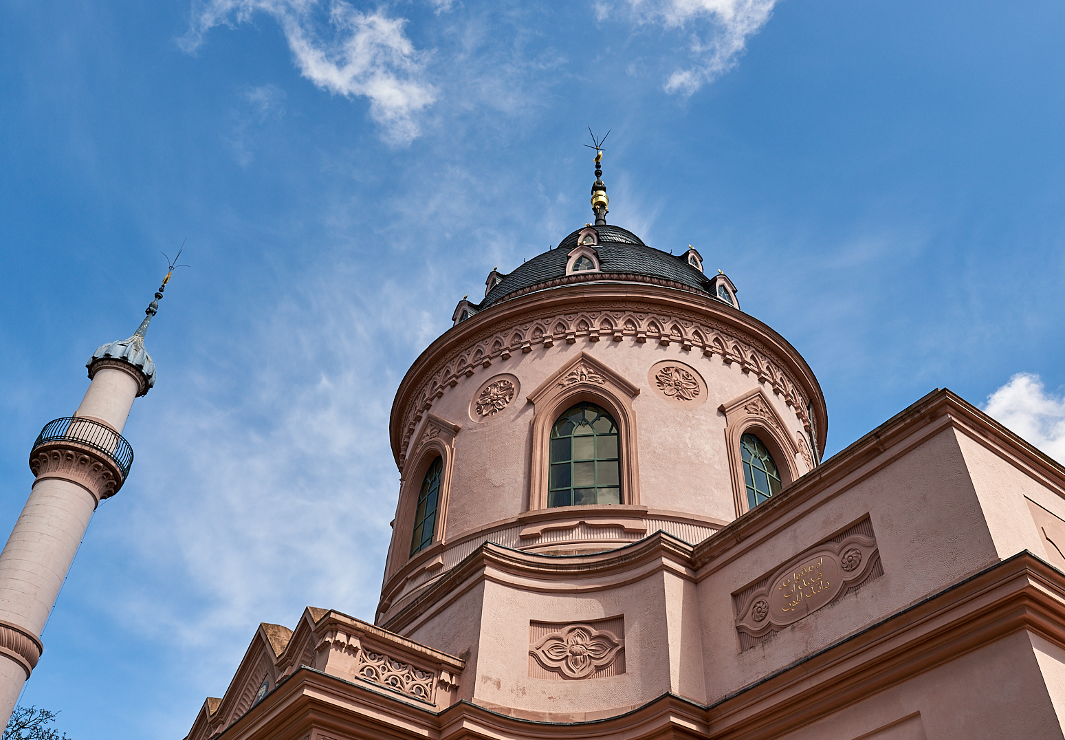 Teilansicht der Moschee im Schwetzinger Schlossgarten (auch als „Rote Moschee“ bekannt)...