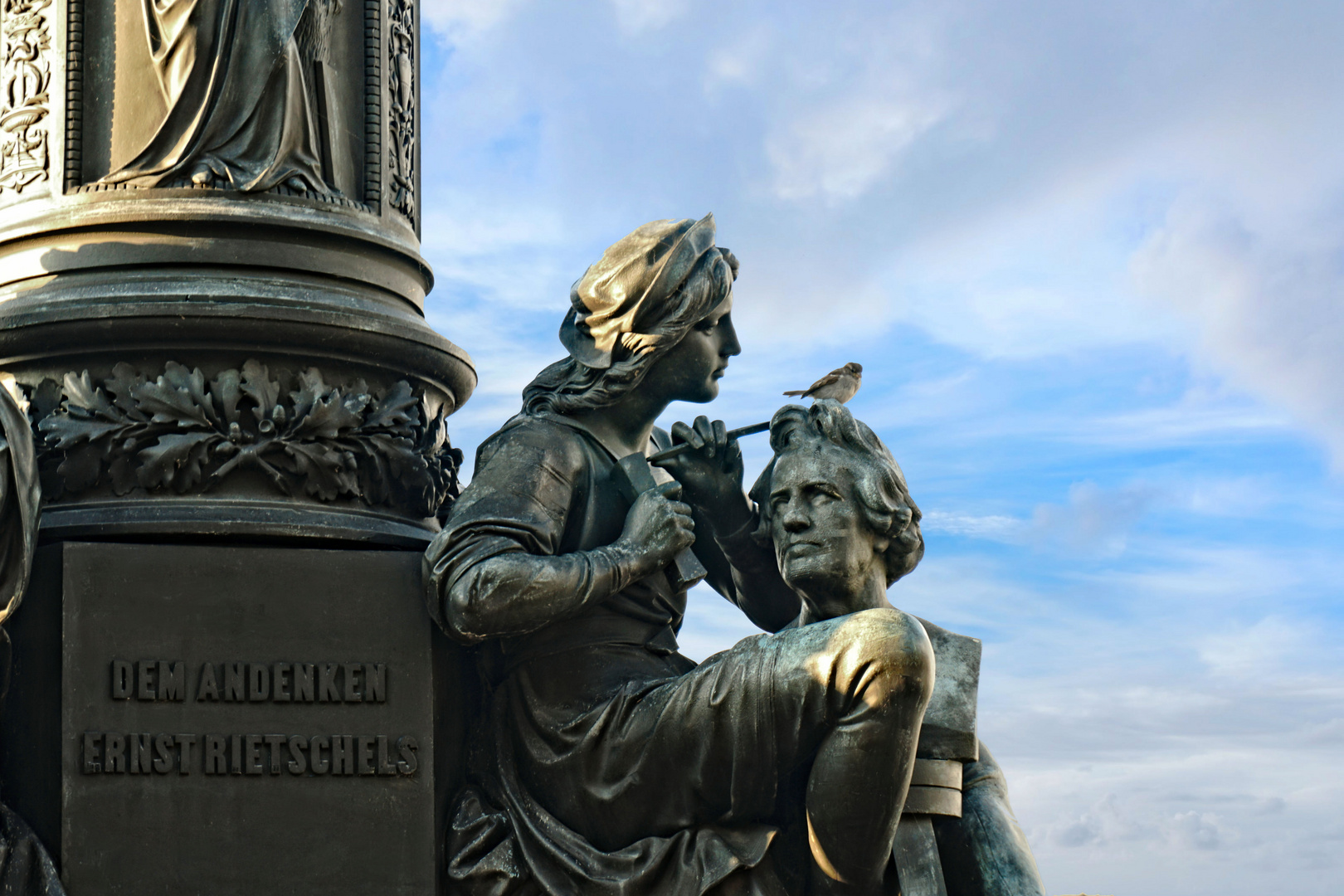 Teilansicht des Ernst-Rietchel-Denkmals auf der Brühlschen Terasse in Dresden