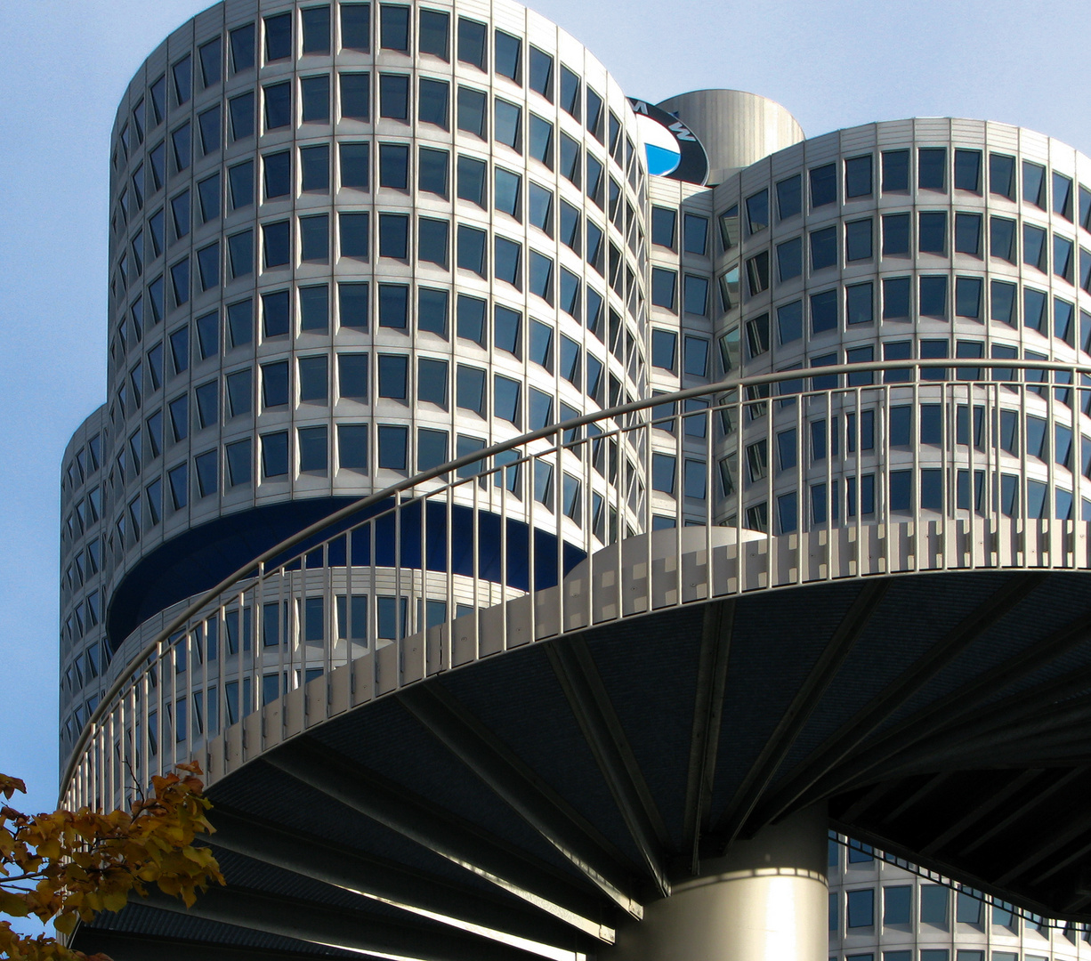 Teilansicht des "Kleeblattes" von BMW München (der Krawattenbunker)