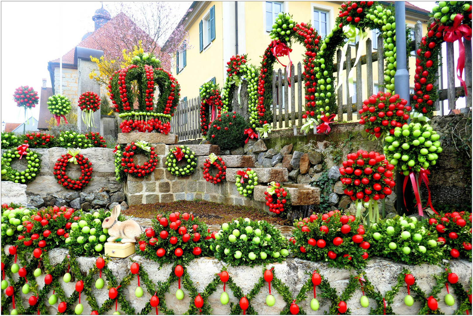 Teilansicht eines rot-grünen Osterbrunnens