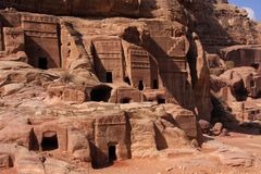 teilansicht felsenstadt petra (jordanien)