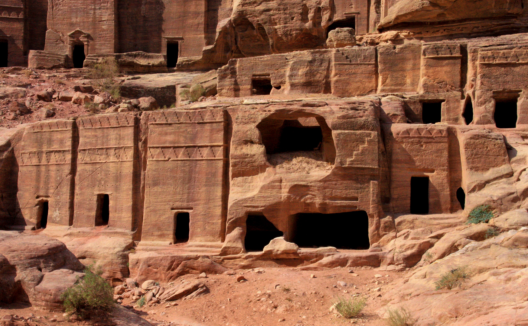 teilansicht felsenstadt petra (jordanien)