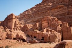 teilansicht felsenstadt petra (jordanien)