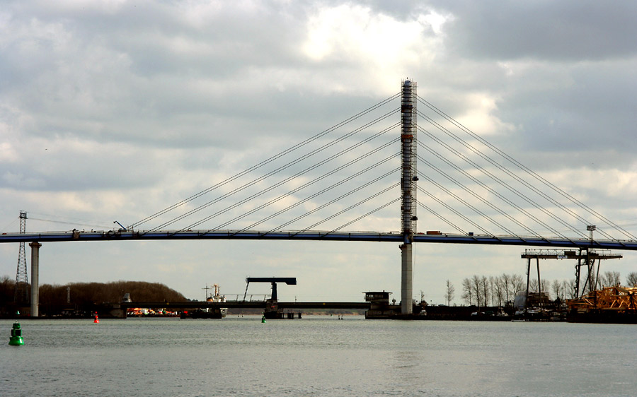 Teilansicht neuer Rügendamm - aufgenommen vom Hafen Stralsund