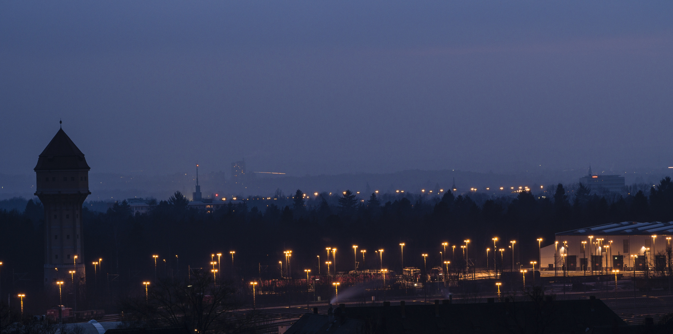 Teilblick auf das abendliche Gelände des Rangierbahnhofes Nürnbeg