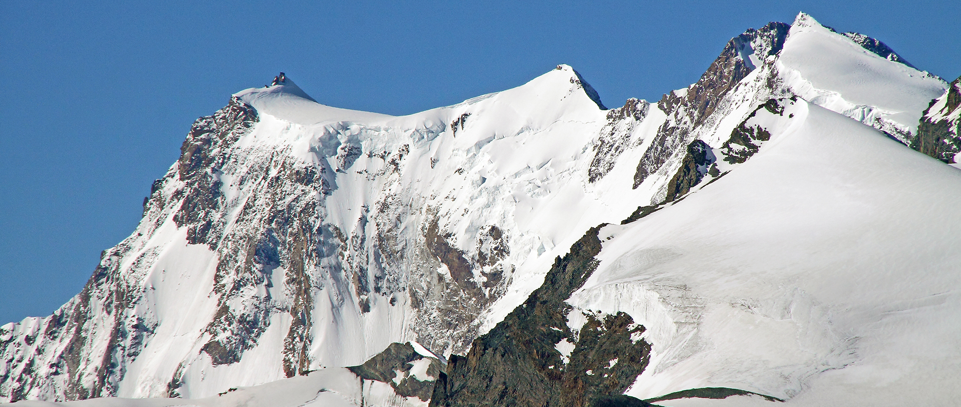 Teile der berühmten MonteRosa Ostwand sind auch  aus 3200m  von Hoh Saas gut zu sehen...