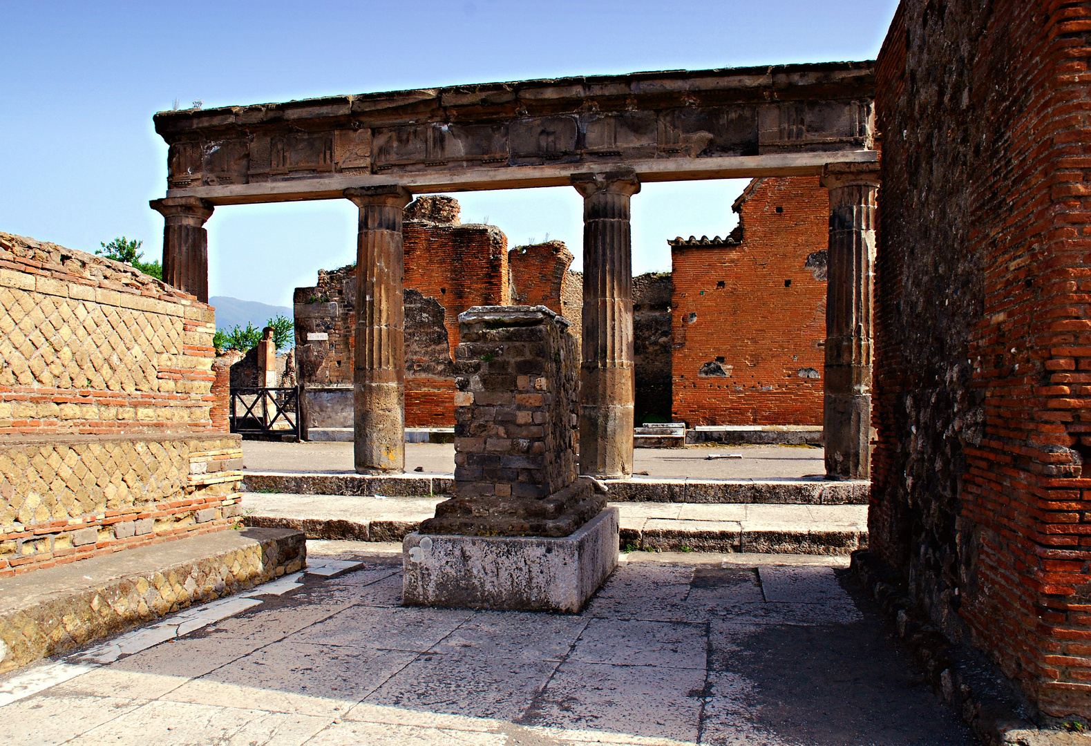 Teile der versunkenen Ruinenstadt Pompeji