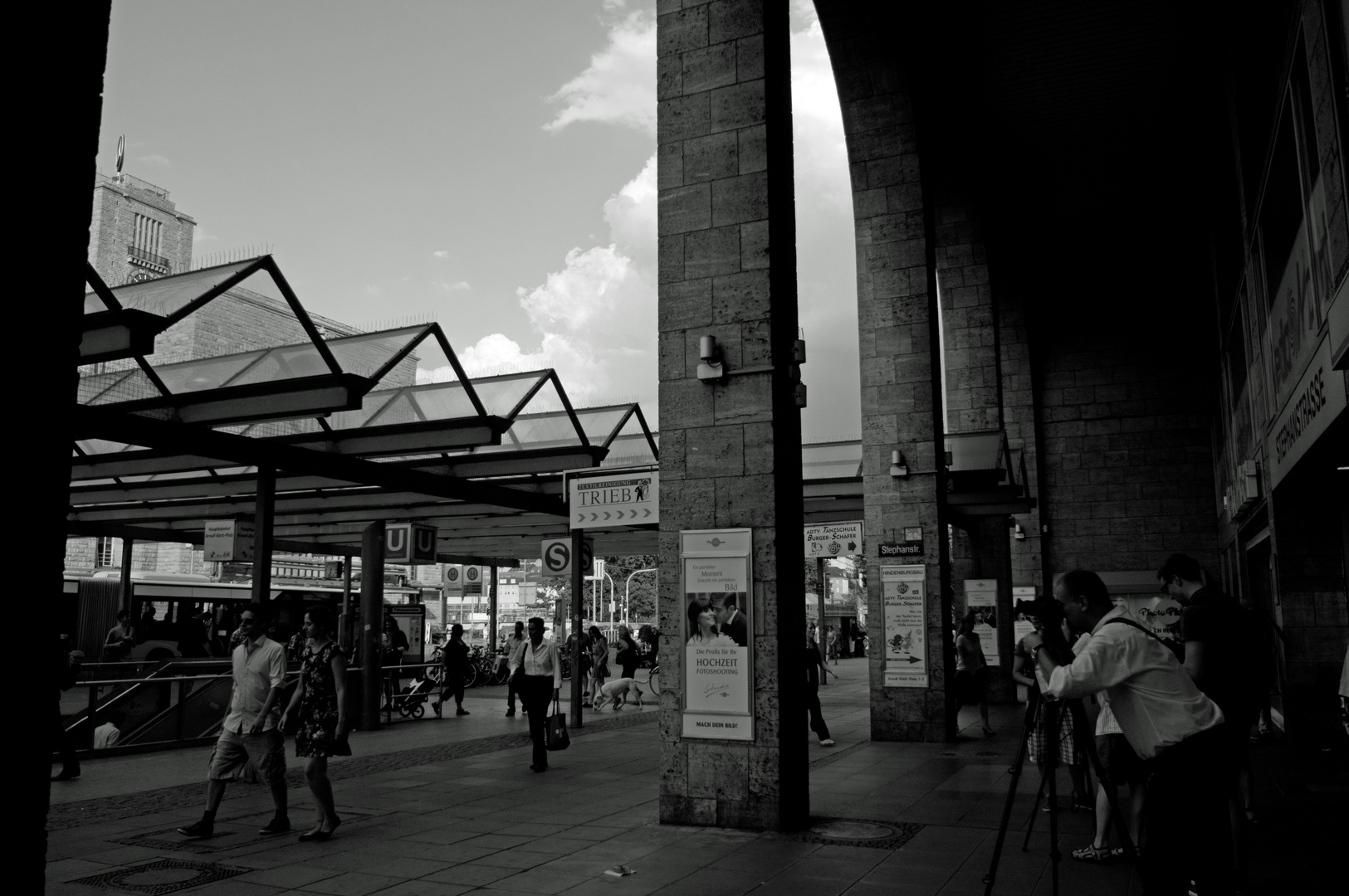 Teilnehmer des Architektur-workshops in Stuttgart am 6.8.15 bei den ersten Versuchen am Hauptbahnhof