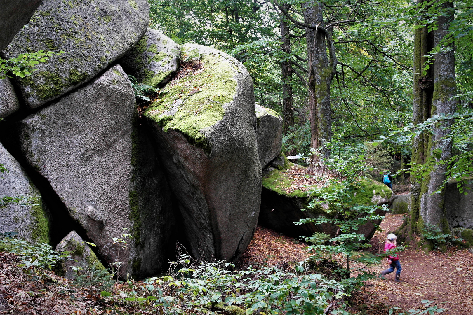 Teils senkrecht gestapelte Felsen ein Eldorado für Kinder