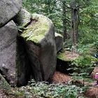 Teils senkrecht gestapelte Felsen ein Eldorado für Kinder