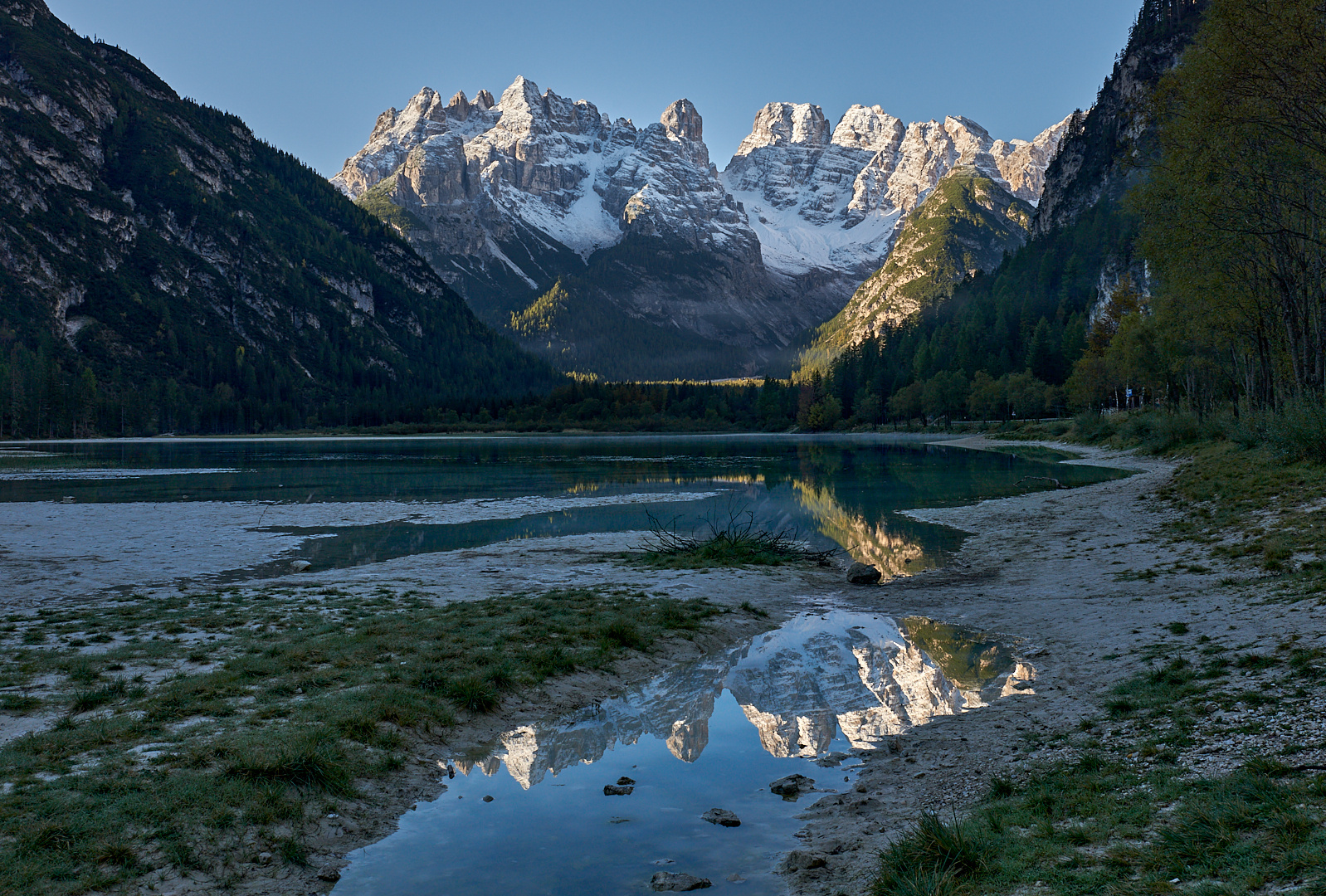 Teilspiegelung vom Monte Cristallo im Dürrensee, die Hauptgipfel haben gerade..