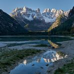 Teilspiegelung vom Monte Cristallo im Dürrensee, die Hauptgipfel haben gerade..