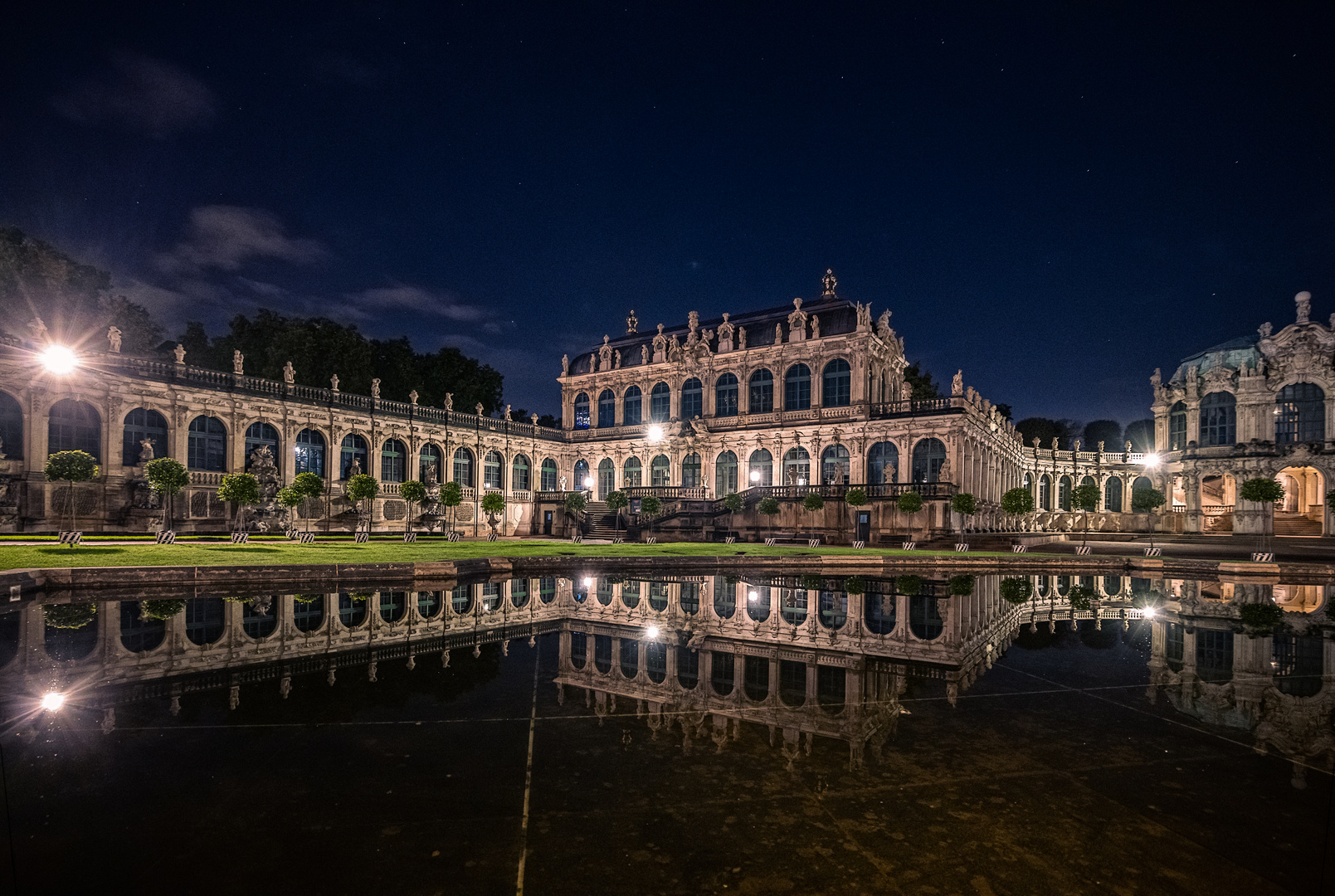 Teilstück des Zwingers bei Nacht