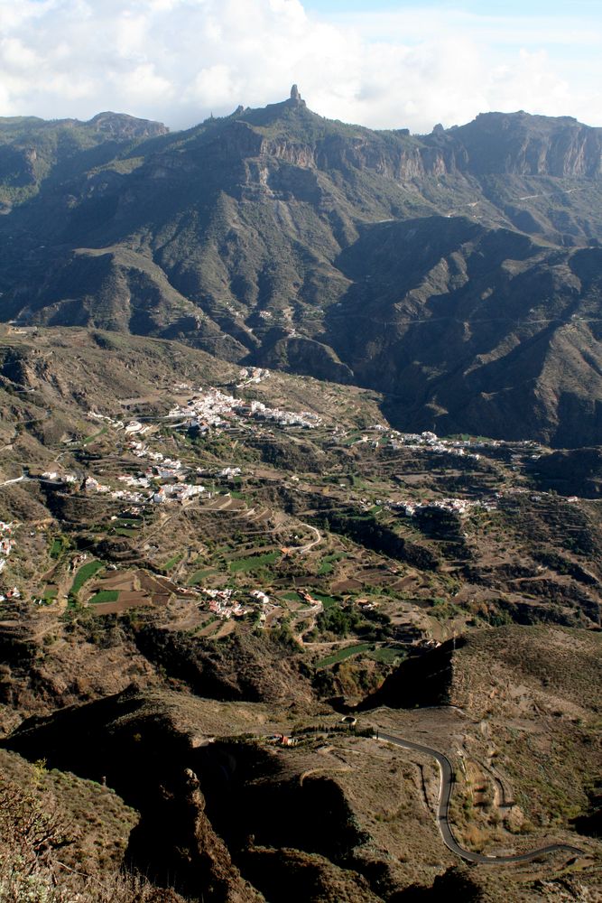 Tejeda bajo el Roque Nublo