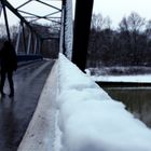 Telefonieren auf der Brücke am Kanal im Winter
