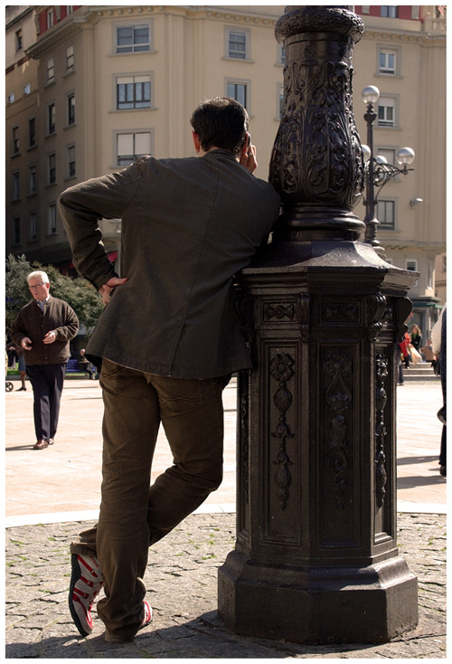 Telefonmann in Santander, Spanien by Felix Heubaum