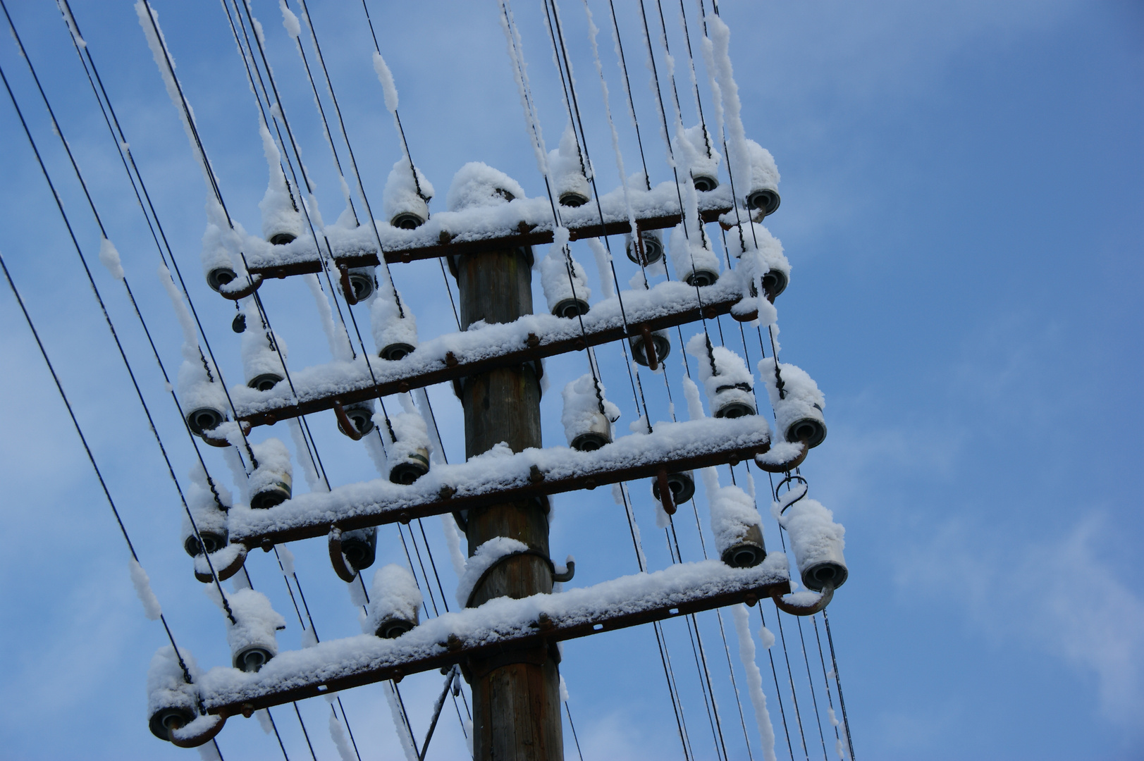 Telefonmast Foto & Bild | landschaft, wegweiser, zäune, bänke