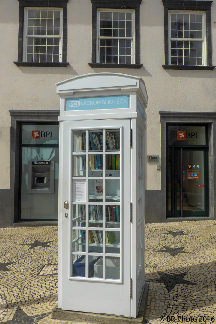 Telefonzelle als Bibliothek in Ponta Delgada