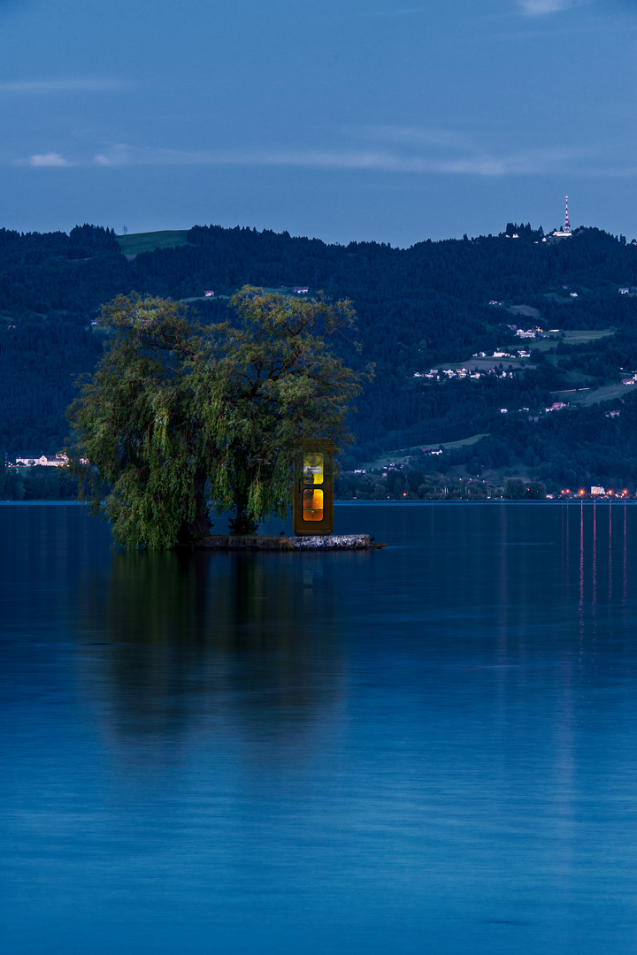 Telefonzelle auf dem See